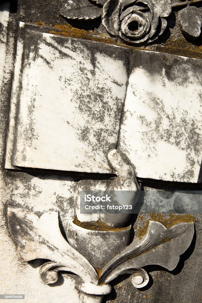 Mano agarrando antiguo libro abierto en headstone. - Foto de stock de En blanco libre de derechos