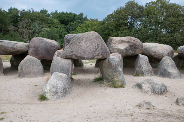 старая каменная могила, похожая на большой дольмен в дренте голландия - havelte стоковые фото и изображения