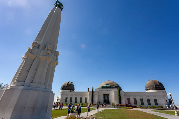 обсерватория гриффита в лос-анджелесе, калифорния, сша - griffith park observatory sundial griffith park california стоковые фото и изображения