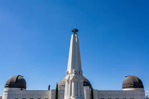 observatório griffith em los angeles, califórnia, eua - griffith park observatory sundial griffith park california - fotografias e filmes do acervo