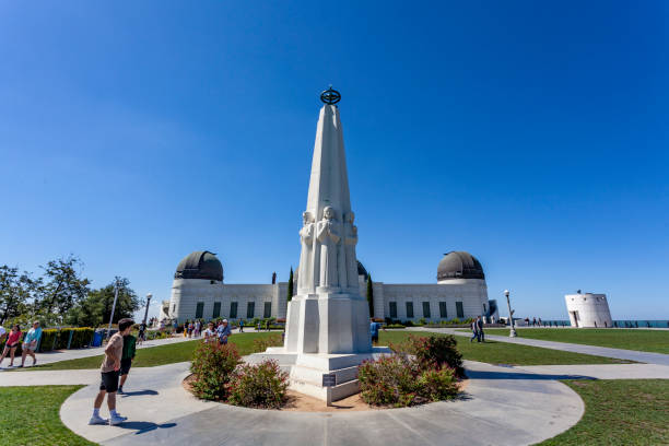 обсерватория гриффита в лос-анджелесе, калифорния, сша - griffith park observatory sundial griffith park california стоковые фото и изображения