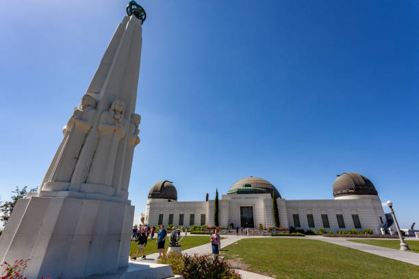 обсерватория гриффита в лос-анджелесе, калифорния, сша - griffith park observatory sundial griffith park california стоковые фото и изображения