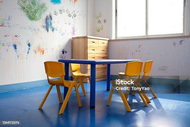 Bambini Pittura Aula Di Formazione - Fotografie stock e altre immagini di Finestra - Finestra, Plastica, Multicolore