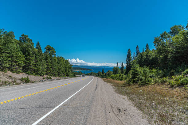 autopista trans canada - spaciousness fotografías e imágenes de stock