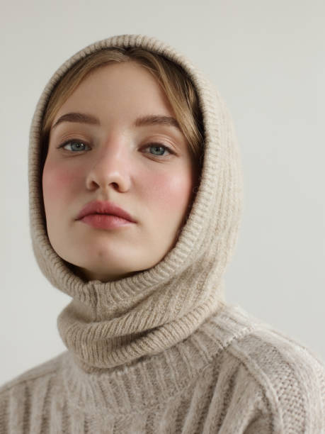 니트 후드와 스웨터를 입고 젊은 아름다운 여자 - winter beauty cold women 뉴스 사진 이미지
