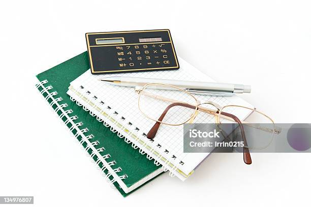 A Silver Caneta E Bloco De Notas - Fotografias de stock e mais imagens de Calculadora - Calculadora, Óculos, Caneta