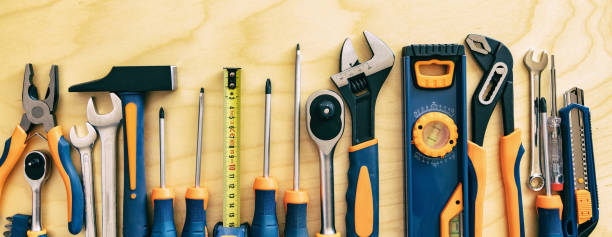 diy, 유지 보수 서비스는 개념을 작동합니다. 나무 배경, 상단 보기, 배너에 설정 홈 수리 도구. - hardware store work tool carpentry home improvement 뉴스 사진 이미지