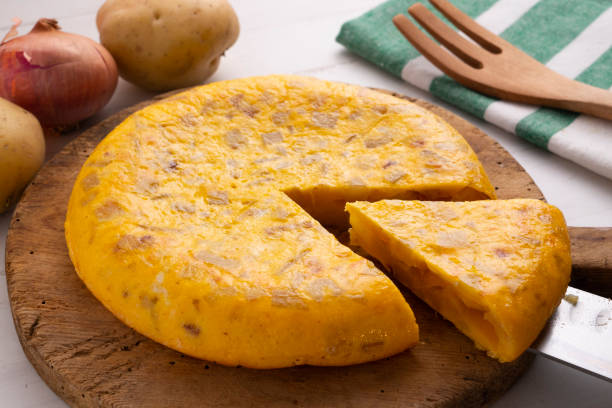 tortilla española. frittata tradizionale spagnola a base di patate fritte, cipolla e uovo. - tortilla spagnola foto e immagini stock