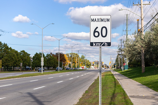 Señal de tráfico de límite de velocidad en la calle, 60 km máximo en Ottawa, Canadá photo