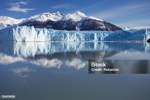 Glaciar Moreno Reflectido No Lago Argentina - Fotografias de stock e mais imagens de América do Sul - América do Sul, Ao Ar Livre, Argentina