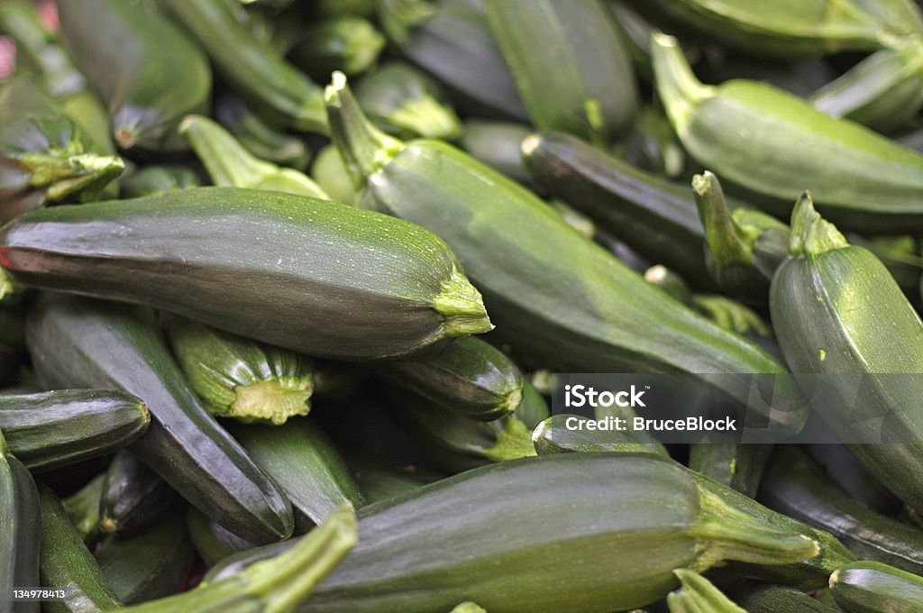 zucchini in die farmer's market - Lizenzfrei Bauernmarkt Stock-Foto