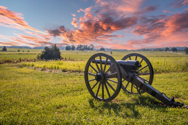 Canon aiming at a battlefield of Gettysburg Canon aiming at a battlefield of Gettysburg, USA civil war stock pictures, royalty-free photos & images