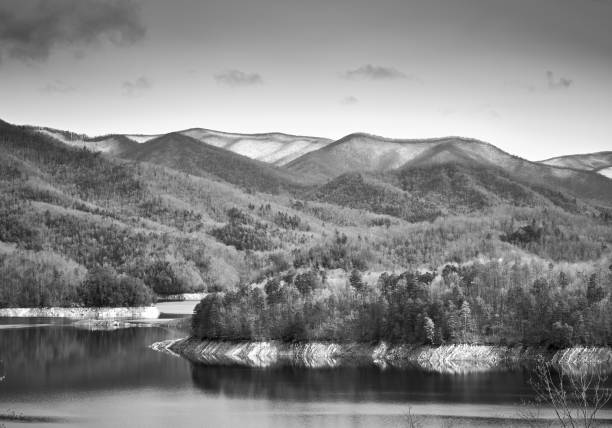 озеро с горами. - great smoky mountains national park стоковые фото и изображения