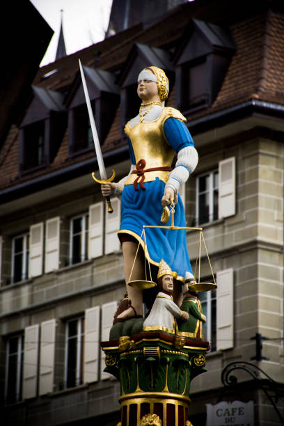 statua nella fontana della giustizia, in place de la palud, canton vaud, losanna, svizzera - justice is blind foto e immagini stock