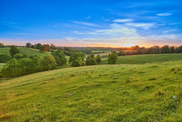 sunset on kentucky farm, harrison co. ky. - ranch imagens e fotografias de stock