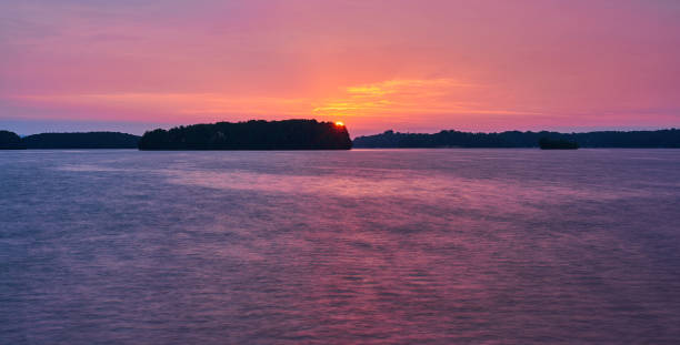 lever de soleil sur le lac keowee, sc. - patrick quay photos et images de collection
