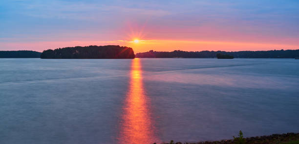 lever de soleil sur le lac keowee, sc. - patrick quay photos et images de collection