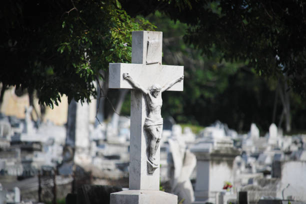 una cruz en la tumba - sculpture gothic style grave spooky fotografías e imágenes de stock