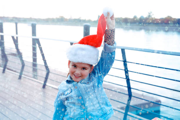 istock Snowing on Christmas day in the city 1349806997