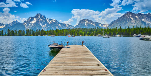 molo per motoscafi sul lago jackson a coulter bay. - patrick quay foto e immagini stock