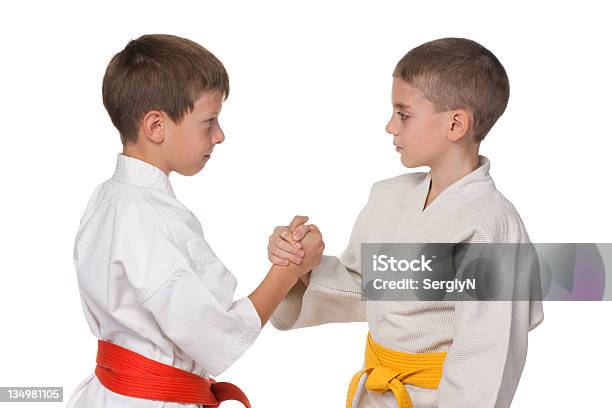 Handshaking Jungen Im Kimono Stockfoto und mehr Bilder von Judo - Judo, Kind, Weißer Hintergrund