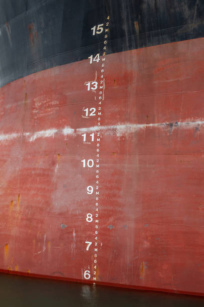 la línea de flotación y la escala de tiro miden el barco negro naranja - rust textured rusty industrial ship fotografías e imágenes de stock