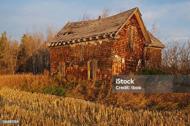 Alten Verlassenen Farm House Bauernhaus Von Der Aufgehenden Sonne Beleuchtet Stockfoto und mehr Bilder von Alt