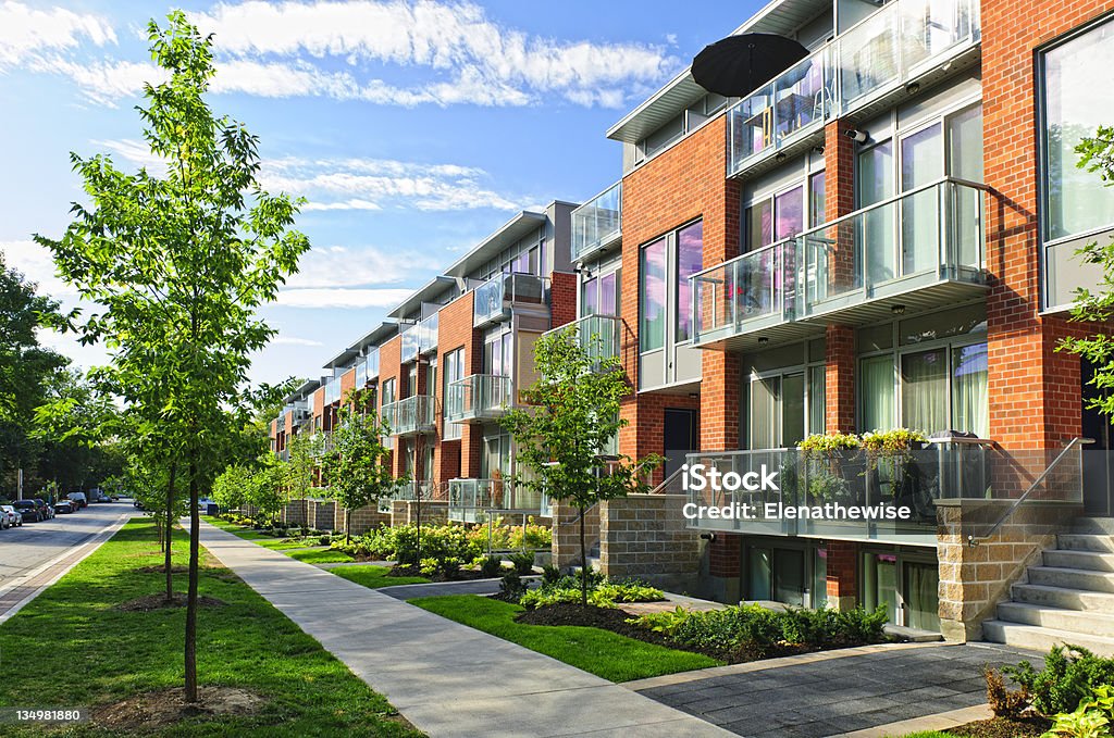 Modernas casas de pueblo - Foto de stock de Townhouse libre de derechos