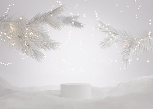 istock Pantalla de podio 3D, fondo blanco de Navidad para la presentación del producto o texto.  Luces de Navidad con nieve y escaparate de pedestal con árbol de Navidad. Abstracto de estudio, renderizado 3D de invierno. 1349821574