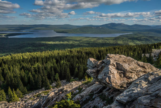 russia cresta degli urali meridionali ural zyuratkul montagne e cielo - south ural foto e immagini stock