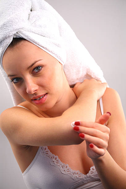 Femme appliquer la lotion pour le corps - Photo