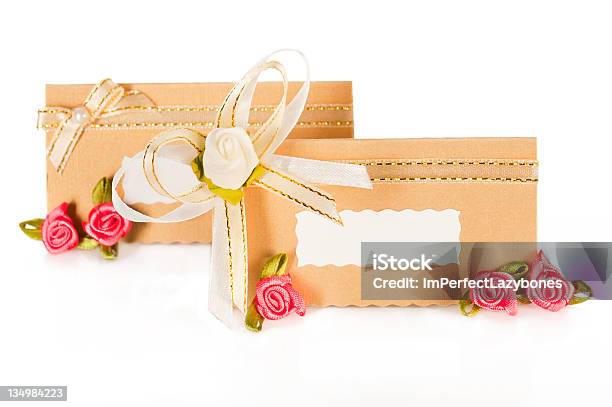 Decoração De Casamento Convite Cartão E Rosas - Fotografias de stock e mais imagens de Bouquet - Bouquet, Branco, Cartão de Saudações