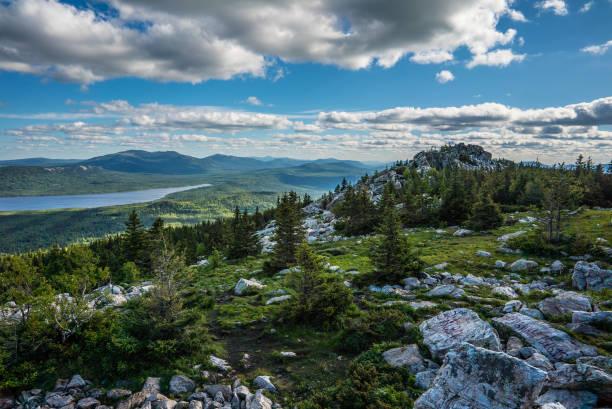 cresta dei monti urali lago zyuratkul - south ural foto e immagini stock