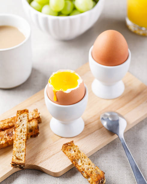 jajko na miękko w filiżance z jajkami i podawane palcami tostów. - soft boiled zdjęcia i obrazy z banku zdjęć