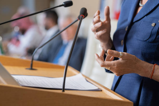 politiker-ansprachekonferenz - politik stock-fotos und bilder