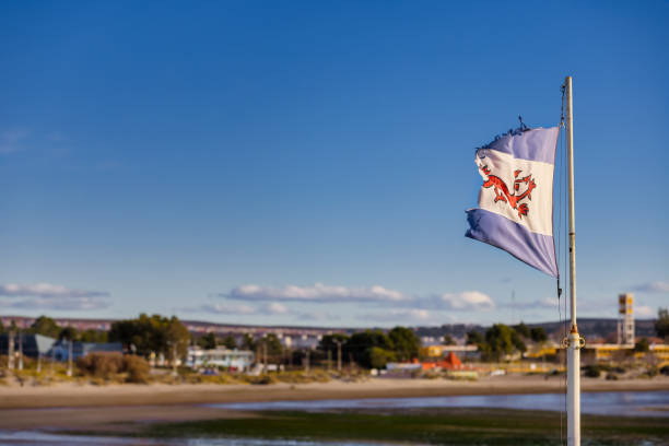 flag of the argentine welsh colony flies frayed in puerto madryn, argentina - welsh culture wales welsh flag dragon imagens e fotografias de stock