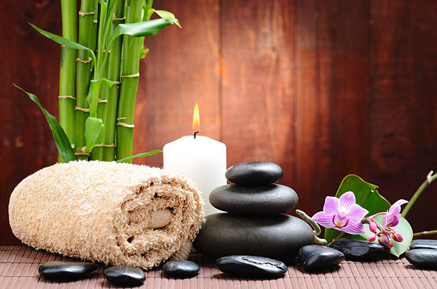 concept de spa - aromatherapy single flower flower holding photos et images de collection