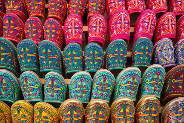 bunte, gemusterte marokkanische schuhe zum verkauf in fez, marokko - craft market morocco shoe stock-fotos und bilder