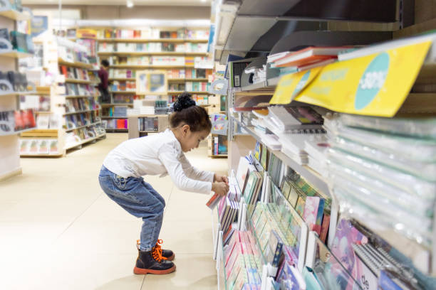 departamento infantil de la librería. literatura para niños. amor por la lectura. - childrens literature fotografías e imágenes de stock