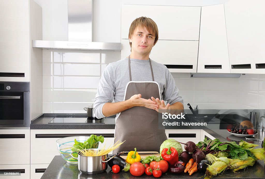 Homme dans la cuisine - Photo de Adulte libre de droits