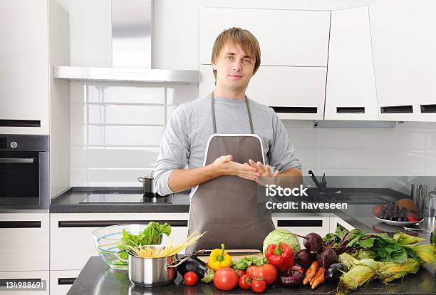 Człowiek W Kuchni - zdjęcia stockowe i więcej obrazów Burak - Burak, Dorosły, Fotografika