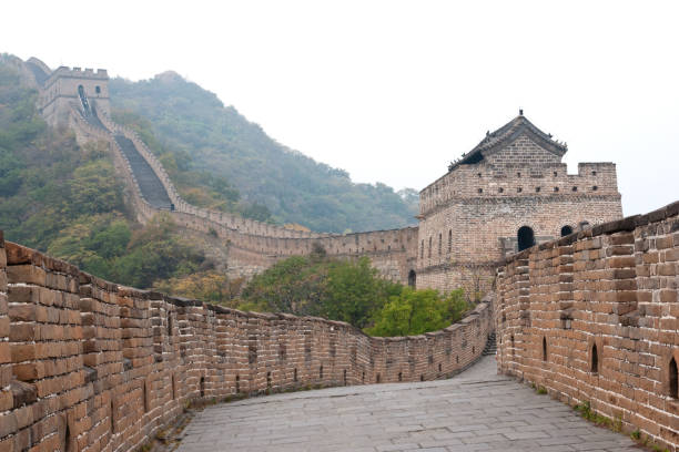 restaurierter abschnitt der großen mauer - mutianyu stock-fotos und bilder