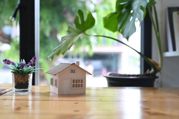 modelo de casa sobre mesa de madera. concepto de hipoteca inmobiliaria. - managed funds fotografías e imágenes de stock