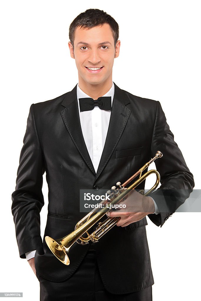 Junger Mann im Anzug hält eine Trompete - Lizenzfrei Trompete Stock-Foto