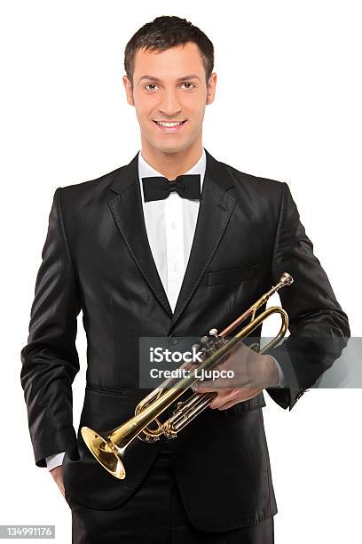 Foto de Jovem Homem De Terno Segurando Um Trompete e mais fotos de stock de Trompete - Trompete, Homens, Gravata-borboleta