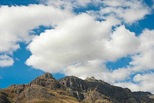 Berggipfel mit Wolken – Foto