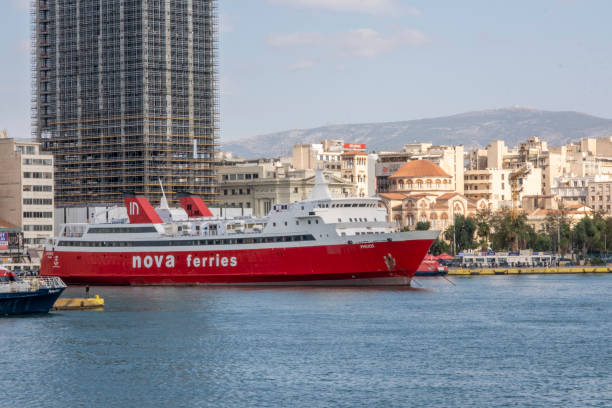 교회 와 건설 건물 앞 피레우스 항구에 정박한 nova 페리 여객선 - passenger ship nautical vessel passenger craft ferry 뉴스 사진 이미지