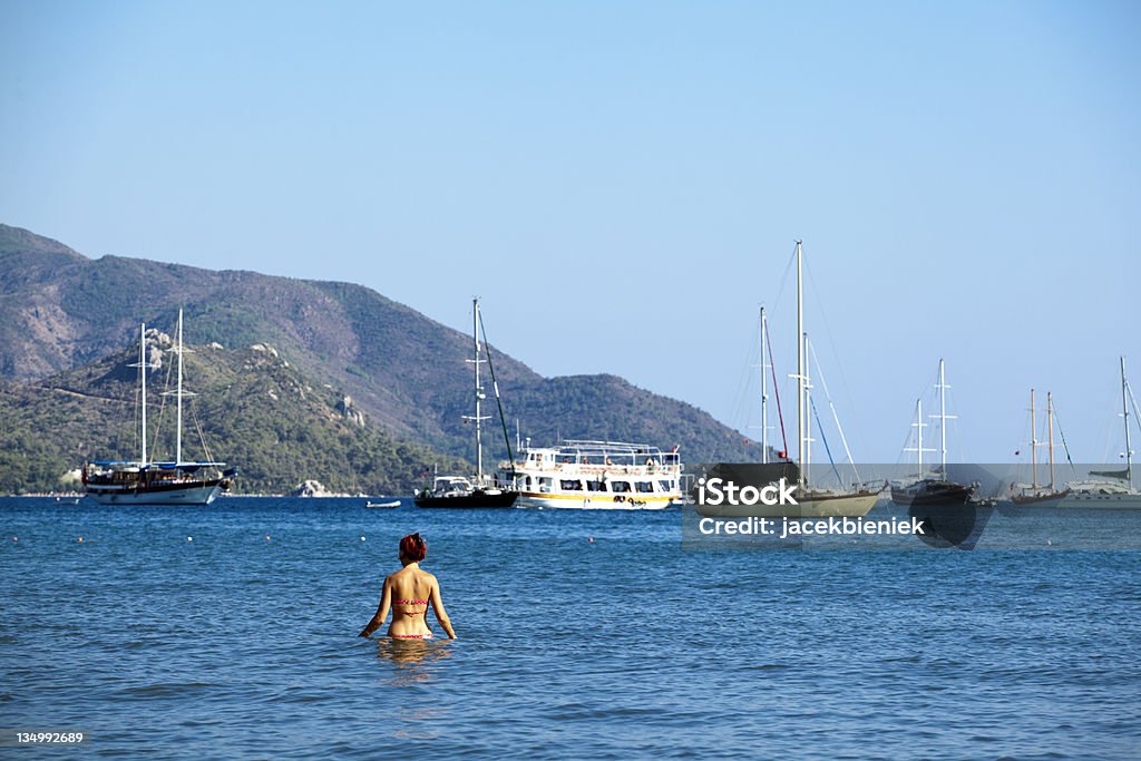 Młoda kobieta relaksujący na morzu - Zbiór zdjęć royalty-free (Azja)