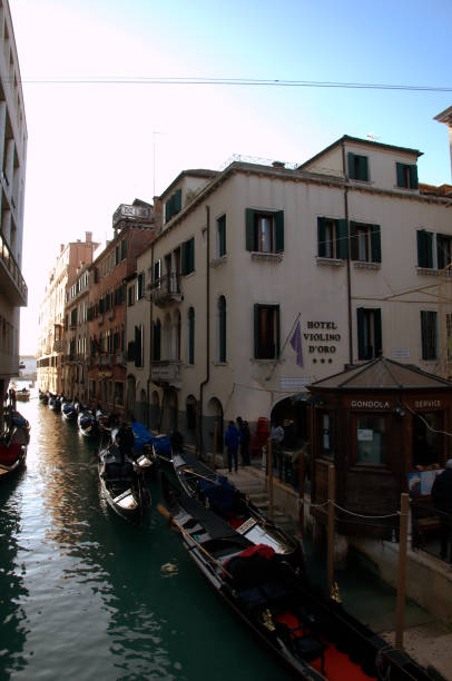 scena sul canale minore a gennaio, venezia - photography urban scene venice italy veneto foto e immagini stock