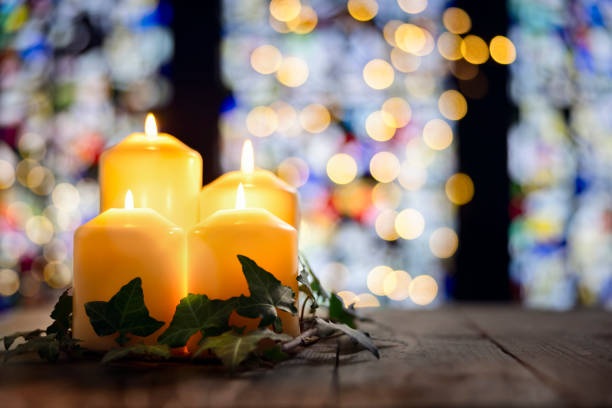bougies allumées sur fond d’église - memorial vigil photos et images de collection